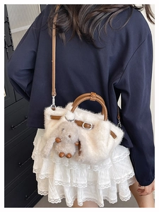 Sac seau en peluche blanche avec poignées en cuir marron et breloque lapin mignon