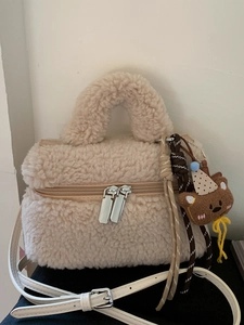 Borsa a Tracolla in Peluche da Donna Borsa a Spalla in Finta Lana d'Agnello Mini Borsa a Scatola Con Ciondolo a Orsetto Autunno Inverno