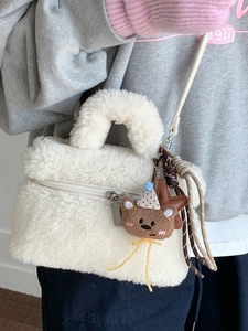 Borsa a scatola in peluche bianca con ciondolo a forma di orso e tracolla da donna per 2025