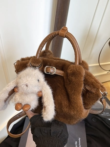2025 Mode Sac à Main en Peluche pour Femmes Pendentif Lapin Mignon Sac Seau en Fausse Fourrure Douce Sac à Bandoulière Sac Hiver