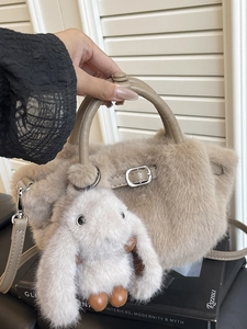 Sac seau chic en fausse fourrure beige avec poignée cuir, bandoulière et charm lapin doux