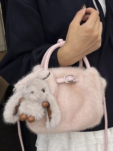 Sac seau en peluche rose avec pendentif lapin mignon et poignée en cuir élégante