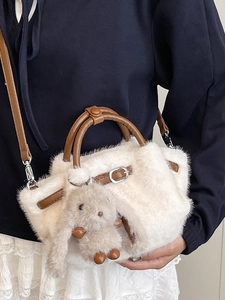 Sac seau en peluche blanche avec brides en cuir marron et breloque lapin mignonne