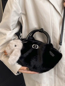 Sac seau chic en fausse fourrure noire avec breloque lapin blanc et anses cuir