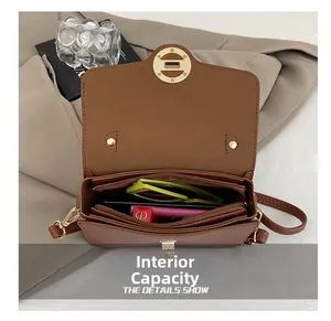 Détail de l'intérieur du sac en cuir marron avec compartiments pour les accessoires