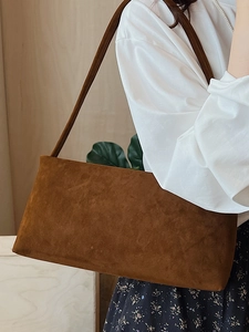 Minimalistische diepbruine suède rechthoekige schoudertas voor dames in stijlvolle herfstlook