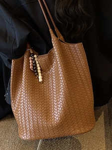 Vintage brown woven tote bag with large capacity and wooden bead charm for daily wear