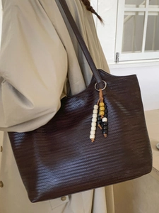 Grand sac cabas tressé marron foncé avec pendentif perlé pour un style urbain
