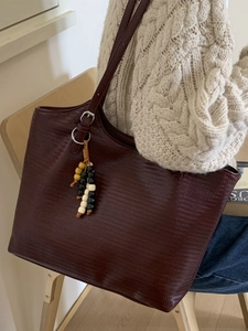 Sac cabas tissé bordeaux rétro avec bandoulière et breloque en perles colorées