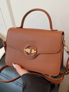 Sac à main carré en cuir marron avec fermoir doré et bandoulière réglable