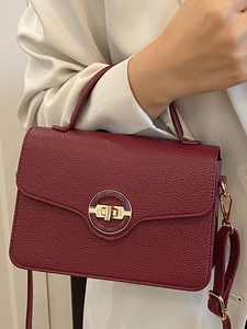 Sac à main chic bordeaux à texture litchi et fermoir doré rond pour femme stylée