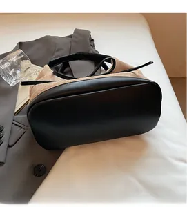 Détails des coutures contrastées et des matières mixtes sur ce sac cabas de créateur