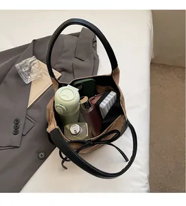 Détail de l'intérieur du sac fourre-tout kaki et noir montrant une grande capacité