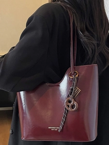 Minimalist burgundy large capacity tote bag in glossy leather with heart charm for women