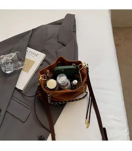 Vue intérieure du grand sac seau en velours marron montrant l'espace pour cosmétiques