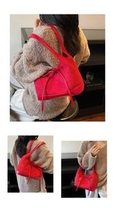 Vue détaillée du sac cabas en daim rouge avec patchwork cuir et nœud élégant décoratif