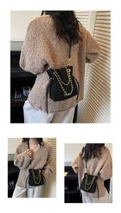 Trois vues d'un sac seau en tissu noir avec chaîne dorée et fermeture à cordon