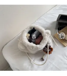 Vue macro du sac seau en peluche blanche montrant un intérieur spacieux pour vos essentiels