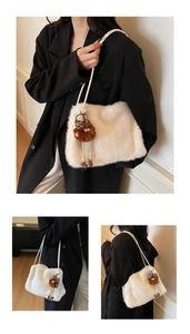 Sac à épaule en fausse fourrure blanche avec charm nœud léopard sur un mannequin