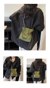 Trois vues d'un sac seau vert avec chaîne dorée et bandoulière en cuir sur modèle