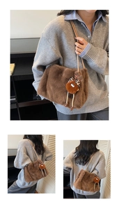Détail d'un sac bandoulière en peluche marron douce avec pendentif et bandoulière fine