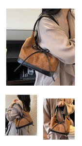 Détails du sac cabas en daim marron avec finitions noires et nœud décoratif en cuir