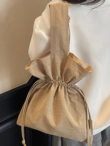 Borsa tote in tela kaki a pieghe con chiusura a coulisse in stile moderno e casual