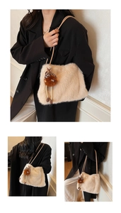 Détail du sac à bandoulière en fausse fourrure beige avec texture peluche et pendentif