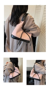Détails rapprochés de la suédine rose et du cuir noir cousus sur le sac fourre-tout
