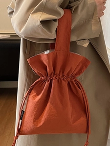 Borsa a tracolla plissettata minimalista color caramello con coulisse da donna