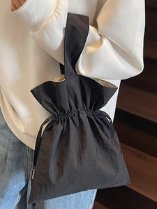 Borsa a spalla in nylon nero con coulisse, design a pieghe e manico singolo minimalista