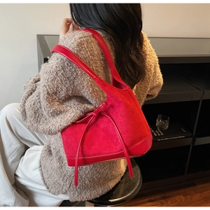 Sac cabas chic en daim rouge avec nœud coulissant élégant et détails en cuir lisse