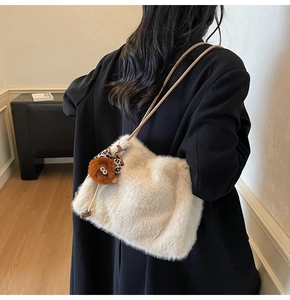 Sac fourre-tout en peluche crème avec breloque léopard et lanières en cuir