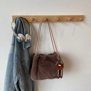 Sac cabas en fausse fourrure marron avec pendentif en peluche sur support en bois