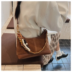 Braune Wildleder-Halbmondtasche mit Metallkette und dekorativem Holzperlen-Quastenanhänger