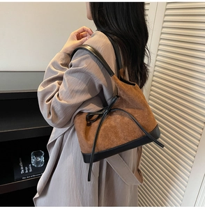Vue détaillée du grand sac cabas avec un design patchwork en daim marron et cuir noir