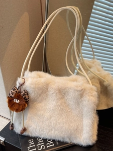 Sac Fourre-Tout en Fausse Fourrure pour Femmes Mignon Sac à Épaule en Peluche Avec Pendentif Monstre Grande Capacité