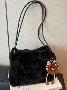 Sac à épaule mignon en fausse fourrure noire avec pendentif en peluche léopard pour femmes