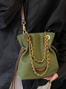 Sac seau en daim vert foncé avec chaîne dorée et bandoulière en cuir marron pour femme