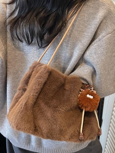 Sac bandoulière chic en peluche marron pour femme avec pendentif poupée et fine sangle