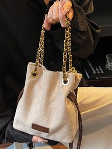 Sac seau rétro en daim crème avec cordon en cuir marron et bandoulière chaîne