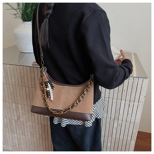 Detail der Retro-Schultertasche in Color-Block mit Holzperlen und Messing-Metallkette