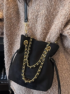 Sac seau noir tendance avec chaîne dorée pour l'automne 2025 style décontracté chic