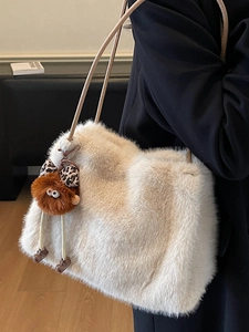 Sac fourre-tout chic en fausse fourrure beige avec breloque monstre et fines anses