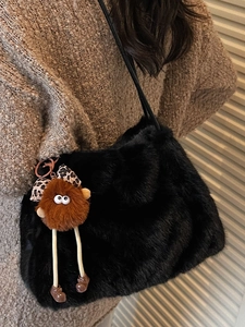 Sac fourre-tout chic en peluche noire avec breloque monstre pour la mode d'automne