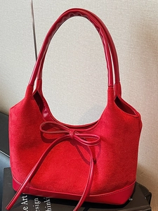 Grand sac cabas rouge tendance en suédine avec détail de nœud pour l'automne 2025