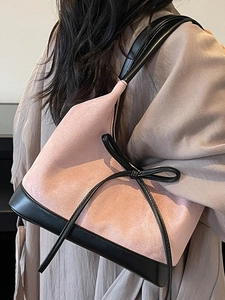 Sac fourre-tout chic en daim rose avec brides en cuir noir et nœud pour la mode automne 2025