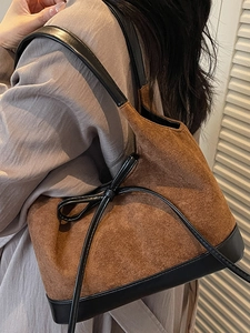 Sac fourre-tout chic en daim caramel avec noeud en cuir noir pour le style d'automne