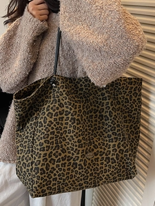 Large capacity leopard print tote bag in canvas on a model in urban casual style