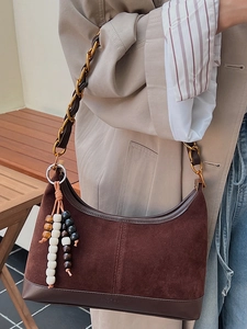 Braune Hobo-Tasche aus Wildleder mit gewebter Goldkette und Holzperlen-Anhänger